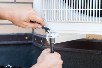 installation of the outdoor unit air conditioner © kuchina