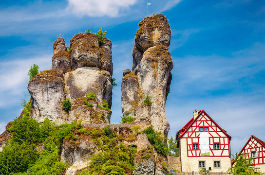      Burgfels und Felsendorf T&uuml;chersfeld in der Fr&auml;nkischen Schweiz, Bayern 