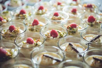 Hochzeitstorte mit Blumen und Beeren und weißem Zuckerguss.