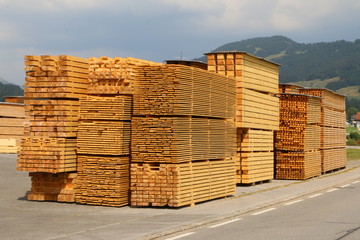 Im S&auml;gewerk, gestapeltes Bauholz