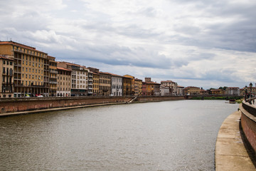 Obraz premium Rio Arno que corta a cidade de Pisa muito famosa por sua torre inclinada, Italia