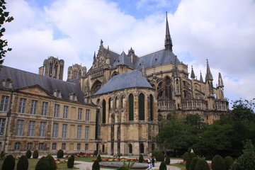 Fototapeta na wymiar la cathédrale de Reims vue de derrière