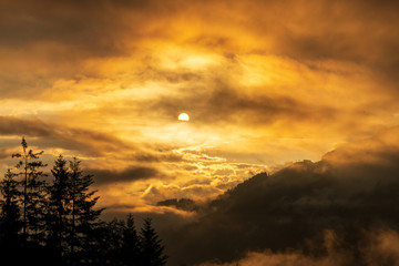 wunderschöner Sonnenaufgang mit viel Nebel und Dunst in Reith bei Kitzbühel Tirol Österreich im Sommer