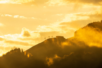 wunderschöner Sonnenaufgang mit viel Nebel und Dunst in Reith bei Kitzbühel Tirol Österreich im Sommer