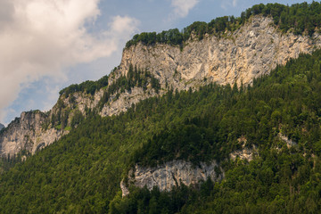 Gebirgskamm mit vielen Wolken