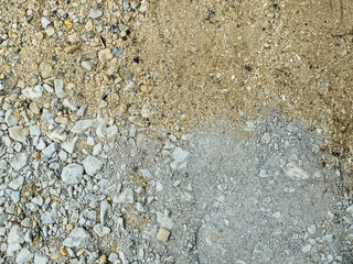 sol composé de sable jaune et de ciment gris