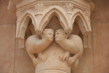 statues et chapiteau de colonne à la cathédrale de Reims