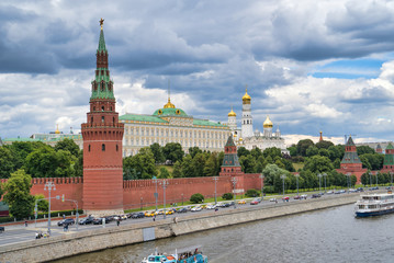 Obraz premium Moscow, Russia - JULY 06, 2019: Grand Kremlin Palace on Borovitsky Hill, view from Moskva river