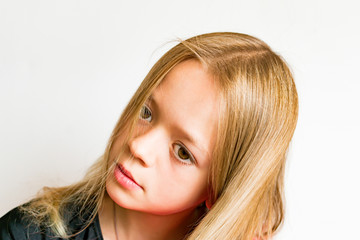Naklejka premium Teen girl posing in front of the camera