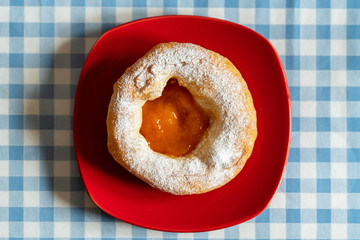 Bauernkrapfen mit Marillenmarmelade