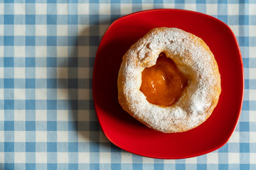 Bauernkrapfen mit Marillenmarmelade