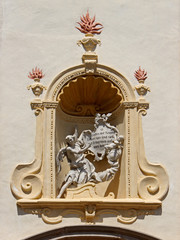 Angeli con cartiglio; nicchia nella facciata del Santuario dell'Addolorata a Rifiano (Merano)