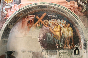 Cristo sale al Calvario coi due ladroni; affresco nella cappella cimiteriale di Rifiano (Merano)