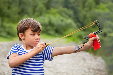 Bully is preparing for slingshot shooting.