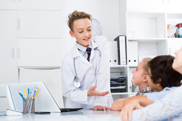 Obraz premium Medic boy with stethoscope talking