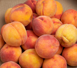 Fototapeta na wymiar heap of ripe yellow-red round peaches