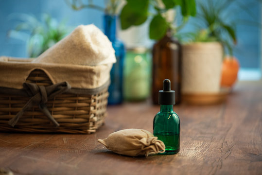 Frasco verde de aromaterapia spa tratamientos naturales