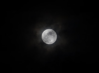luna llena con neblina y cielo negro
