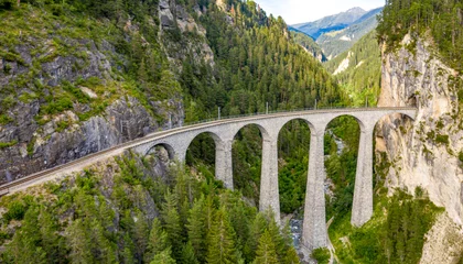 Photo sur Plexiglas Viaduc de Landwasser Célèbre viaduc près de Filisur dans les Alpes suisses appelé viaduc de Landwasser - Suisse d& 39 en haut