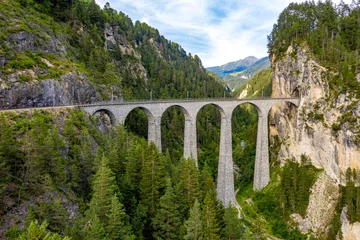 Foto op Plexiglas Landwasserviaduct Beroemd viaduct in de buurt van Filisur in de Zwitserse Alpen genaamd Landwasser Viaduct - Zwitserland van bovenaf