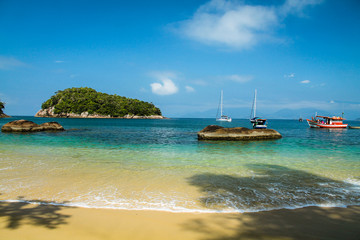 Obraz premium Praia paradisíaca de águas transparentes na Ilha das Couves, Ubatuba, litoral norte de São Paulo