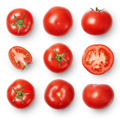 Eine Reihe von reifen Tomaten ganz und in Scheiben geschnitten isoliert auf weißem Hintergrund. Ansicht von oben.