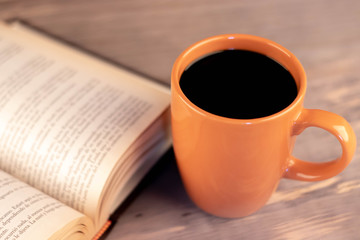 taza de café y un libro
