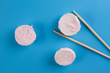 Naklejka premium sweet sushi on blue background