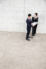 Obraz premium 資料をみるビジネスマンとビジネスウーマン