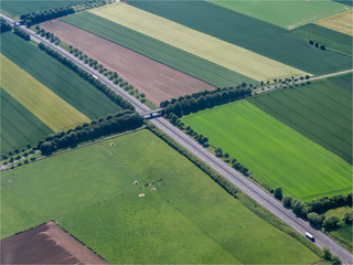 vue aérienne d'une route dans la campagne d'Abbeville dans la Somme en France