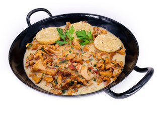 Schwammerlgulyas mit Semmelkn&ouml;del