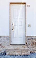 Ingresso con porta bianca e gradibi