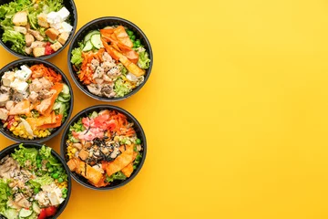 Selbstklebende Fototapete Essen Viele Behälter mit leckerem Essen auf farbigem Hintergrund
