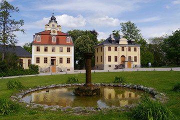 Fototapeta na wymiar Brunnen und barocke Häuser im Schlosspark Belvedere