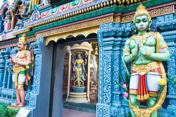 Obraz premium Hindu gods and goddess statues in Sri Krishnan Temple, Bugis, Singapore.