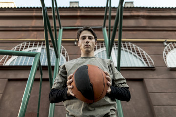 Obraz premium Low view man holding a basketball