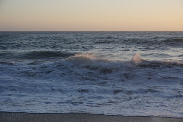 Fototapeta premium Crashing Waves Calm Sky 1