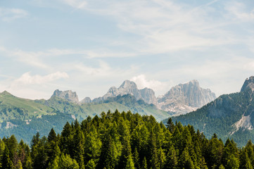Obraz premium Dolomiten, Pordoipass, Passo Pordoi, Langkofel, Sellagruppe, Passstrasse, Bergstrasse, Berge, Sommer, Italien
