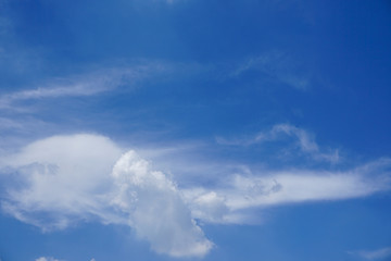 Obraz premium Clear blue sky with white cloud background in sunshine day