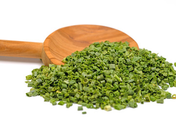 Getrockneter Schnittlauch auf Holzlöffel