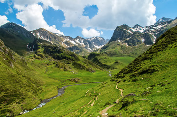Fototapeta na wymiar Radonnée dans les Pyrénées