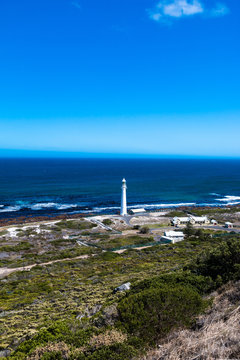 Traumhafte Landschaft mit Leuchtturm entlang des Kaps in S&uuml;dafrika