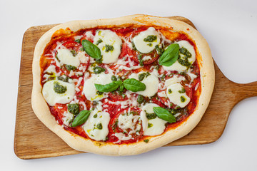 pizza with pesto tomatoes and mozzarella