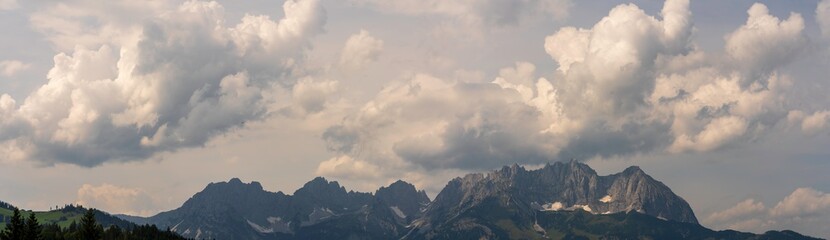Fototapeta na wymiar Wilder Kaiser mit vielen Wolken Panorama