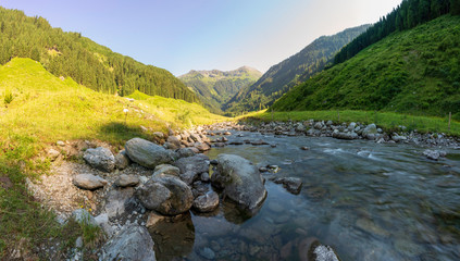 Kleiner klarer Bach im Tal