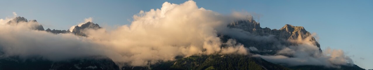Wilder Kaiser Panorama mit vielen Wolken