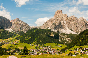 Dolomiten, Corvara, Dorf, Sellagruppe, Sellastock, Val Gardena, Grödnerjoch, Berge, Wanderweg, Südtirol, Sommer, Italien