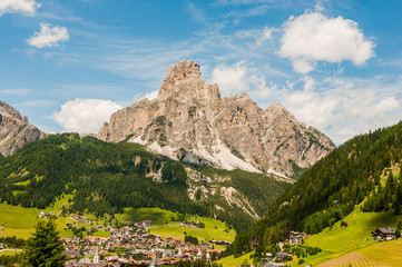 Fototapeta na wymiar Dolomiten, Corvara, Dorf, Sellagruppe, Sellastock, Val Gardena, Grödnerjoch, Berge, Wanderweg, Südtirol, Sommer, Italien