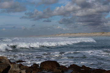 Une magnifique vague à la plage de la Torche en Bretagne