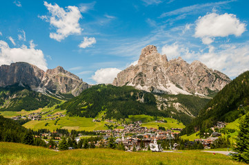 Dolomiten, Corvara, Dorf, Sellagruppe, Sellastock, Val Gardena, Grödnerjoch, Berge, Wanderweg, Südtirol, Sommer, Italien
